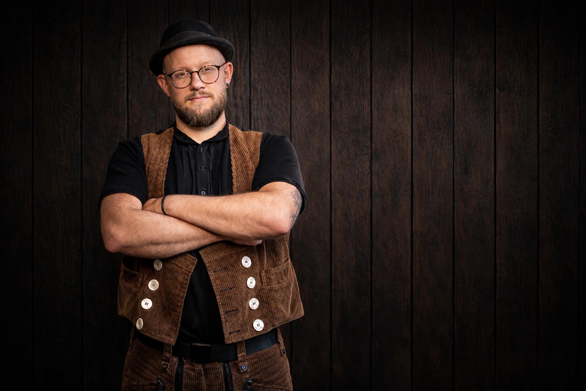 Schreinermeister Max von Schreinerei Geling in Kandern vor dunkler Holzwand